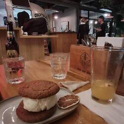 Trits - ich habe das zum nationalen Dessert erklärt, weil es so lecker ist! 2 Cookies+Vanilleeis.