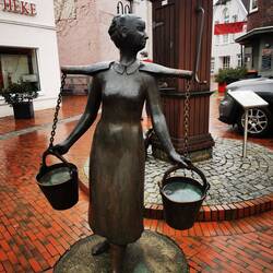 Wasserträgerin mit Hund