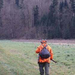 Jäger Timo auf dem Weg zum Hochsitz