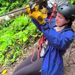 Alina am ziplinen im Amazonas