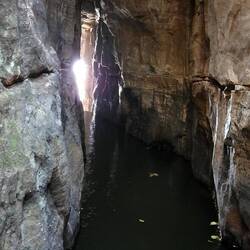 Schwimmt man bis zum Ende des Kanals, kann man den Wasserfall hinunter sehen!
