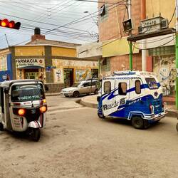 Des dizaines de tuk-tuk...