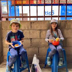 On mange une papa rellena,boule de purée farcie à la viande... 😋