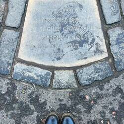 Quando finisci i soldi per costruire una statua.