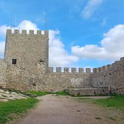 Der Hof vom alten Teil der Burg, hinten links die Zisterne