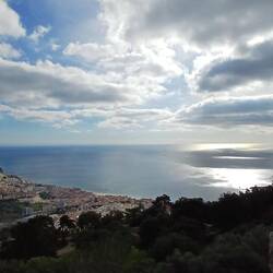 Blick von fer Burg zum Meer