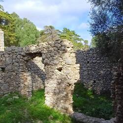 Ein paar Gebäude Ruinen stehen noch