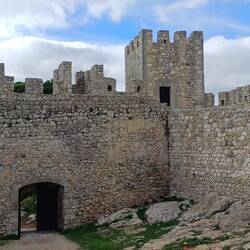 maurischen Festung mit dem Bergfried und den Mauertürmen
