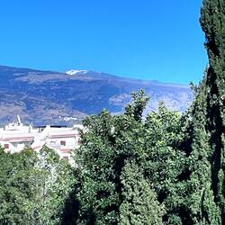 die schneebedeckte Sierra Nevada