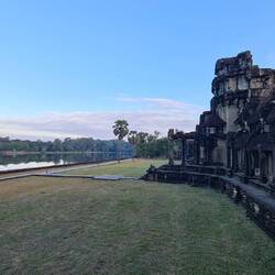 Auf der anderen Seite vom äußeren Wall vor dem großen Wasserbecken