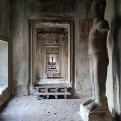 Durch den Gang im äußeren Wall...