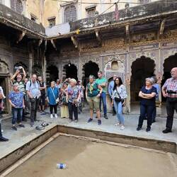 ... unser Reiseleiter Bhopal führt uns in Architektur und Stil der Haveliis ein ...