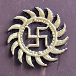 Swastika, seit ca. 10.000 Jahren bekannt. Für Hindus, Jains und Buddhisten religiöses Glückssymbol.