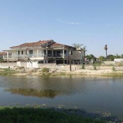 Wieder ein Kolonialbau neben einem kleinen Gewässer