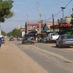 Die Straße in der Kleinstadt Dioubel