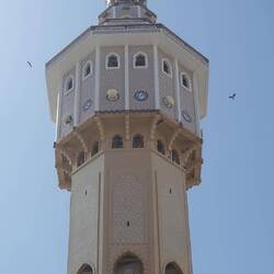 Das 90 m hohe Minarett wird von Raben umflogen