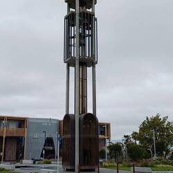große Uhr, die mitten in Ashburton steht