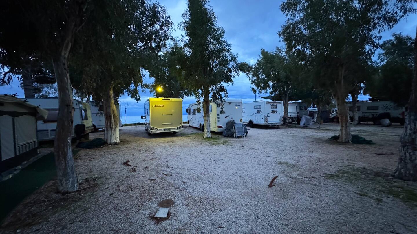 Abends war der Platz mit der Beleuchtung sogar schön 🤩
