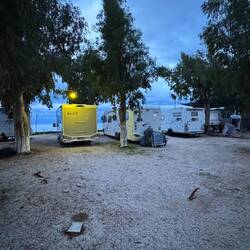 Abends war der Platz mit der Beleuchtung sogar schön 🤩