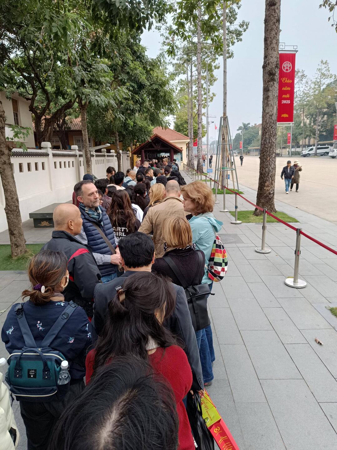 Anstehen, um die Wirkungsstätte Ho Chi Minh zu sehen