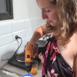 Wenn der Mixer kaputt ist, kommt der Bohrer zum Einsatz. MacGyver wäre stolz auf uns