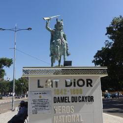 Ein Denkmal für den Nationalhelden Lat Dior, der Widerstand gegen die Franzosen leistete