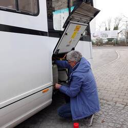 Markus beim Wechseln der Gasflaschen
