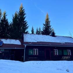 Beim Runtergehen kehren wir noch in der Ennser Hütte ein, kommen zudem an dieser Hütte vorbei..