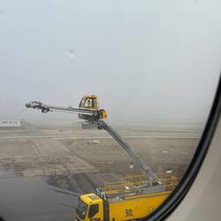 Nach langer Wartezeit ist unser Flieger an der Reihe und wird enteist.