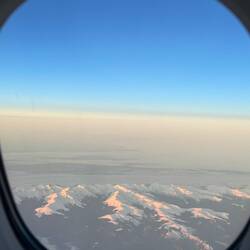 Und dann geht es los, hier mit herrlichem Blick auf die Alpen im Sonnenschein.