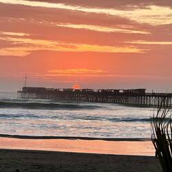 Holzsteg bei Sonnenuntergang