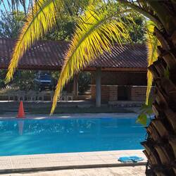 Pool und Aufenthaltsbereich auf dem Landgut, im Hintergrund Wolke