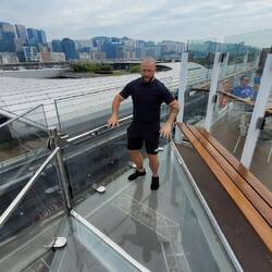 Aussichtsplatform mit Glasboden auf Deck 12