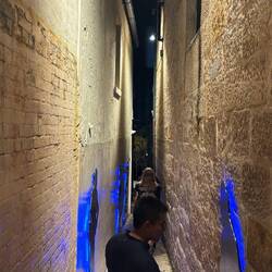 Diese Gasse heißt in der Tat Suez Channel