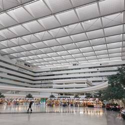 Das riesige Atrium - im Hintergrund der OTOP-Markt