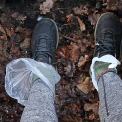 Bewährte Plastiktütenmethode gegen nasse Schuhe