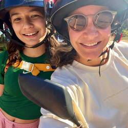 wir sind fast die einzigen mit helm. aber er ist mama immer ins gesicht gerutscht