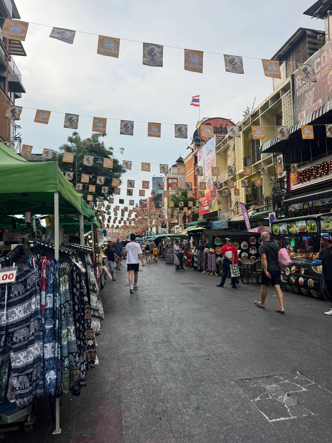 Kao San Road - eine der bekanntesten Partymeilen Thailands (untertags ganz normale Touristraße)