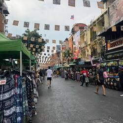 Kao San Road - eine der bekanntesten Partymeilen Thailands (untertags ganz normale Touristraße)