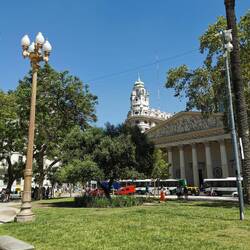 Die Kathedrale rechts am Plaza de Mayo