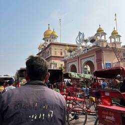 Vorbei geht es an einem Sikh-Tempel.