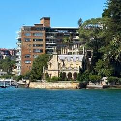 Dieses kleine Schlösschen wurde in Irland abgebaut und hier aufgebaut. Wer's hat.