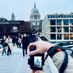 Un fotografo sul Millenium Bridge