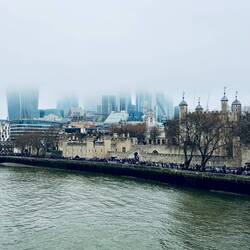 La torre di Londra e la City che lentamente si dissolve nella nebbia