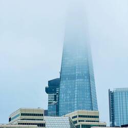 Lo Shard avvolto dalla nebbia
