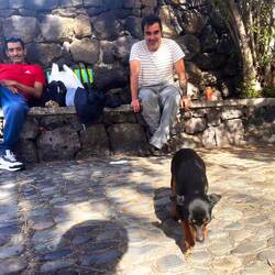 Freundliche Ureinwohner mit lustigem Hund