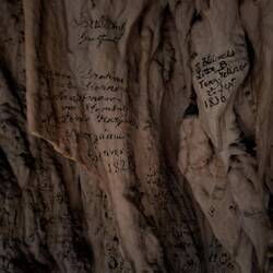 Holzkohle Unterschriften der ersten Touristen