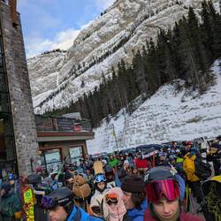 paar wenige Leute in der Base