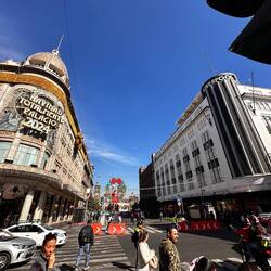 Blick auf den Hauptplatz von Mexiko Stadt CDMX, hinten die Kathedrale vorne Weihnachtsschmuck
