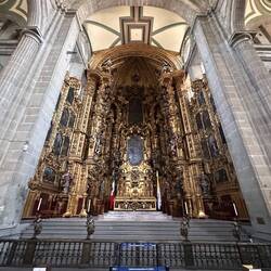 Hauptaltar, der Dritte, rechts ist noch Maria, links sind andere Heilige im Kirchenschiff